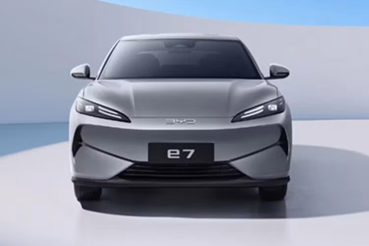 Thêm vào đó là vô lăng ba chấu vát đáy thể thao, bảng đồng hồ kỹ thuật số cỡ nhỏ và ghế bọc giả da màu đen, phù hợp với mục đích kinh doanh dịch vụ. Hàng ghế sau của BYD e7 có khoảng duỗi chân hợp lý và được trang bị tựa đầu ở giữa nhưng có một điểm trừ là thiếu bệ tì tay trung tâm.