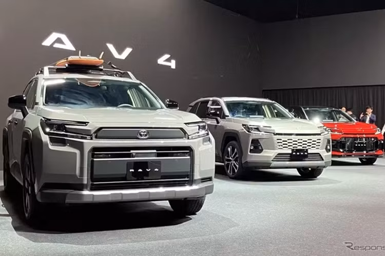 Toyota RAV4 thế hệ mới đã chính thức ra mắt toàn cầu vào hôm 21/5/2025. Bước sang thế hệ mới, xe có 3 phong cách thiết kế, bao gồm Core, GR Sport và Adventure. Trong đó, Toyota RAV4 Adventure gây ấn tượng với thiết kế tập trung vào các hoạt động ngoài trời.