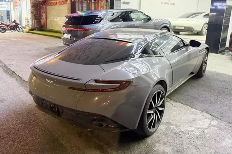 Trong số này có 1 chiếc xe Aston Martin DB11 V8 từng được rao bán nhiều lần, và nay tiếp tục được chào bán sau khi qua vài đời chủ, đó là xe mang ngoại thất màu China Grey, được biết, chiếc xe Aston Martin DB11 V8 này mới được 1 tay chơi ở Hà Nội mua về đầu năm nay.