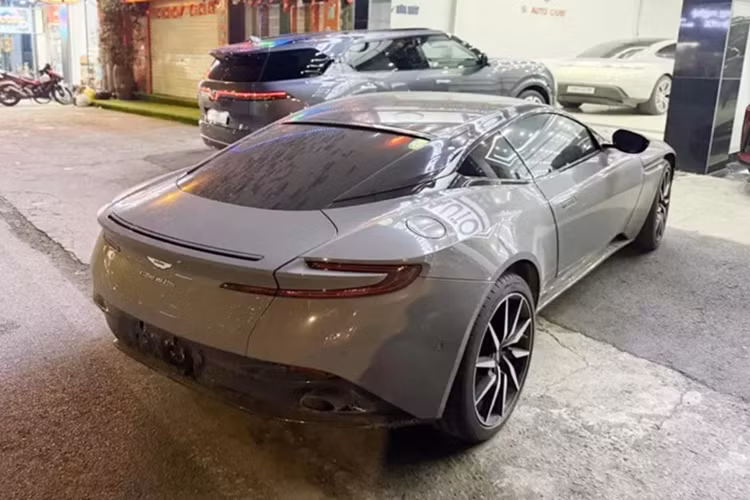 Trong số này có 1 chiếc xe Aston Martin DB11 V8 từng được rao bán nhiều lần, và nay tiếp tục được chào bán sau khi qua vài đời chủ, đó là xe mang ngoại thất màu China Grey, được biết, chiếc xe Aston Martin DB11 V8 này mới được 1 tay chơi ở Hà Nội mua về đầu năm nay.