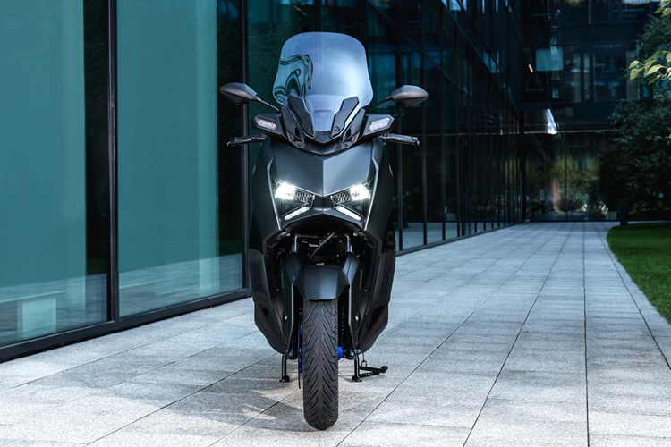 Các đại lý chính hãng đã bắt đầu nhận đặt cọc cho phiên bản 2025, trong khi lô xe đầu tiên dự kiến sẽ được bàn giao ngay sau thời điểm ra mắt vào cuối tháng 5. Việc Yamaha tổ chức sự kiện ra mắt riêng biệt cho XMAX 300 tại Hà Nội không chỉ cho thấy tầm quan trọng chiến lược của dòng xe này, mà còn phản ánh sự chuyển mình trong xu hướng tiêu dùng xe tay ga phân khối lớn tại Việt Nam.