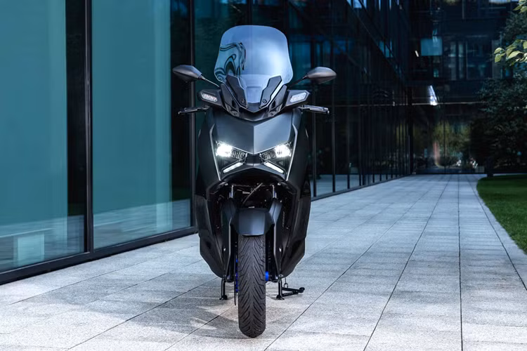 Các đại lý chính hãng đã bắt đầu nhận đặt cọc cho phiên bản 2025, trong khi lô xe đầu tiên dự kiến sẽ được bàn giao ngay sau thời điểm ra mắt vào cuối tháng 5. Việc Yamaha tổ chức sự kiện ra mắt riêng biệt cho XMAX 300 tại Hà Nội không chỉ cho thấy tầm quan trọng chiến lược của dòng xe này, mà còn phản ánh sự chuyển mình trong xu hướng tiêu dùng xe tay ga phân khối lớn tại Việt Nam.