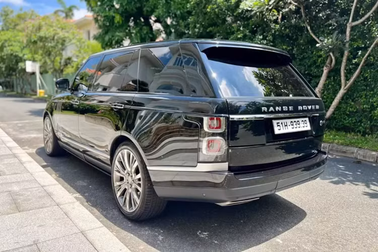 Đầu tiên là cặp ly có khắc dòng chữ độc quyền cho bản này là SVAutobiography, tiếp đến là bàn ăn và làm việc, tủ lạnh nhỏ giữa 2 ghế ngồi, 2 màn hình giải trí, đồng hồ Zenith...