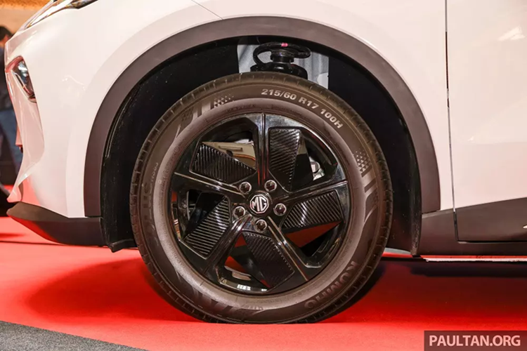 Tại thị trường Malaysia, MG S5 EV 2025 có 3 phiên bản là Com 49 kWh, Com Long Range và Lux Long Range. Xe dùng pin lithium-sắt-photphat (LFP) với dung lượng 49 kWh ở bản tiêu chuẩn và 62 kWh ở hai bản Long Range. Hai loại pin này mang đến phạm vi di chuyển lần lượt 340 km và 430 km sau một lần sạc đầy.