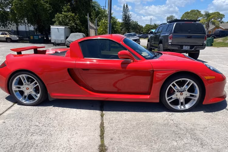 Thay vì giữ nguyên cơ cấu mui mềm, chủ nhân của chiếc xe đã độ theo phong cách targa, cho phép có thể tháo dỡ phần mui tương tự như siêu xe Carrera GT.