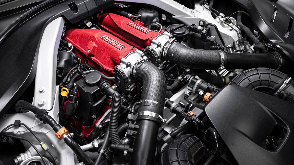 Dưới nắp capo, Amalfi mang trong mình khối động cơ V8 3.9L tăng áp kép, công suất nâng lên 631 mã lực, nhỉnh hơn Roma 20 mã lực. Hệ thống điện tử điều khiển được nâng cấp, cùng công nghệ phanh điện tử brake-by-wire vốn từng chỉ có trên các mẫu siêu xe như 296 GTB. Nhờ đó, Amalfi vừa mạnh mẽ, vừa cho cảm giác lái chính xác và tinh tế hơn.