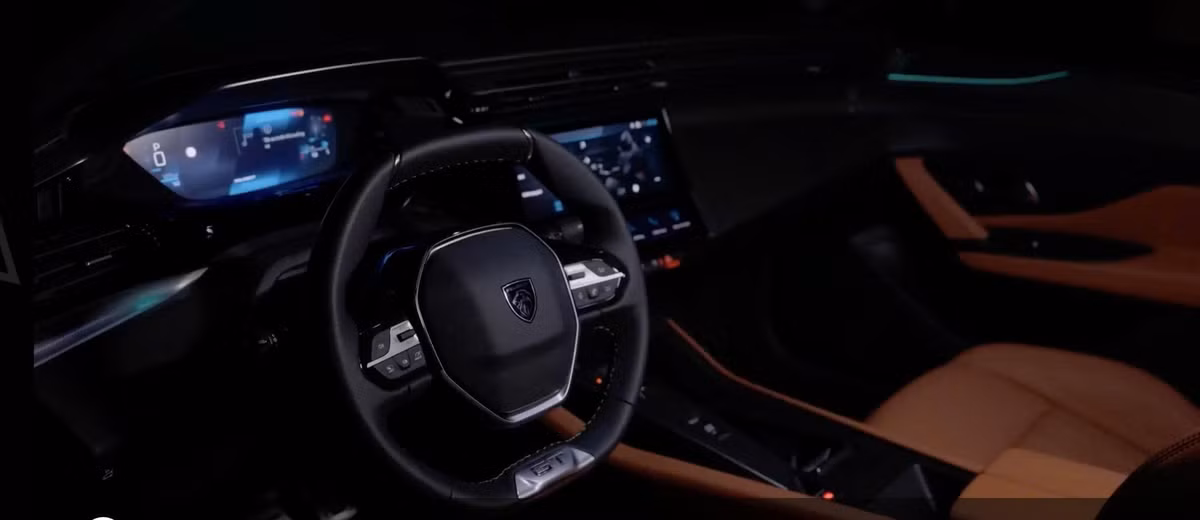 Khoang lái của 408 mang thiết kế hiện đại, ảnh hưởng nhiều từ 3008 và 5008. Phiên bản GT nổi bật với màn hình trung tâm 10 inch, màn hình cảm ứng phụ 5 inch và cụm đồng hồ kỹ thuật số 10 inch hiển thị 3D.