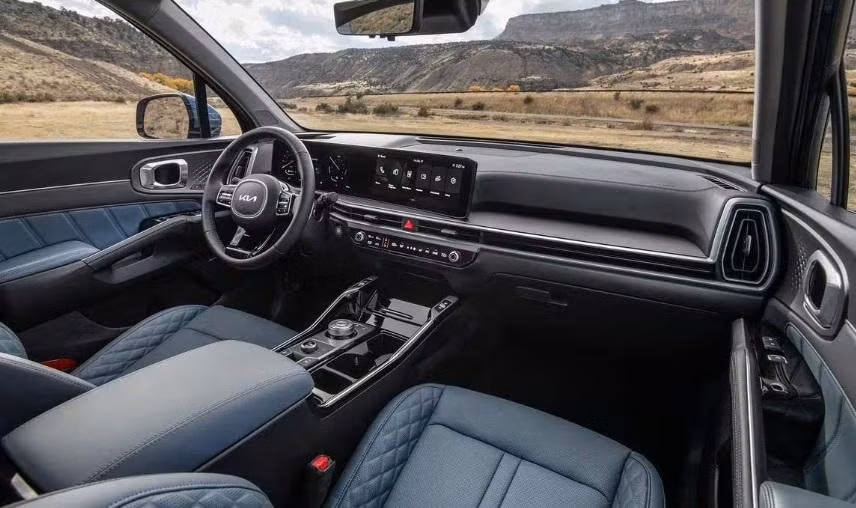 Với sự xuất hiện tại trạm đăng kiểm khí thải, Kia Sorento 2025 chắc chắn sẽ sớm ra mắt tại Việt Nam trong tháng 7 này, tiếp tục là đối thủ mạnh trong phân khúc SUV 7 chỗ, cạnh tranh trực tiếp với các mẫu xe như Hyundai Santa Fe, Ford Everest hay Mazda CX-8.