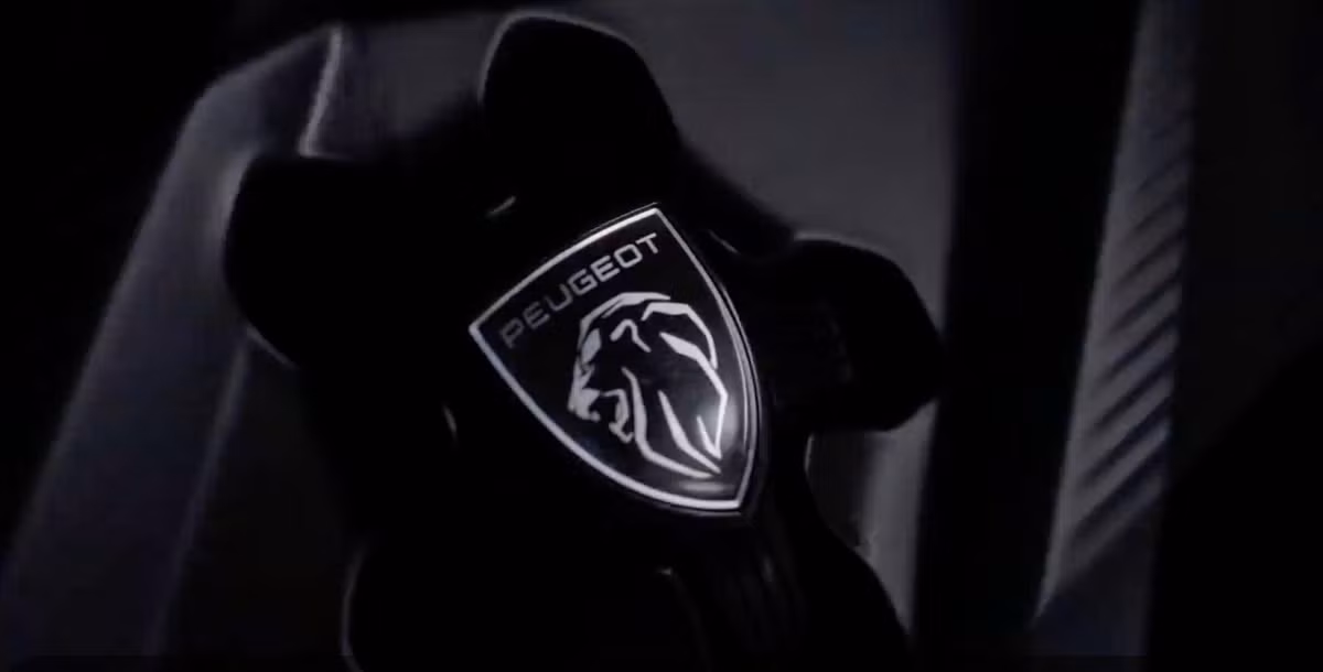 Về tiện nghi, bản GT được trang bị ghế da Nappa cao cấp, chỉnh điện, nhớ vị trí và có massage. Bản Premium dùng da Claudia, trong khi Allure là da tiêu chuẩn. Ngoài ra, GT còn có thêm cửa sổ trời, đèn viền nội thất, vô-lăng thể thao và hệ thống lọc không khí chủ động.