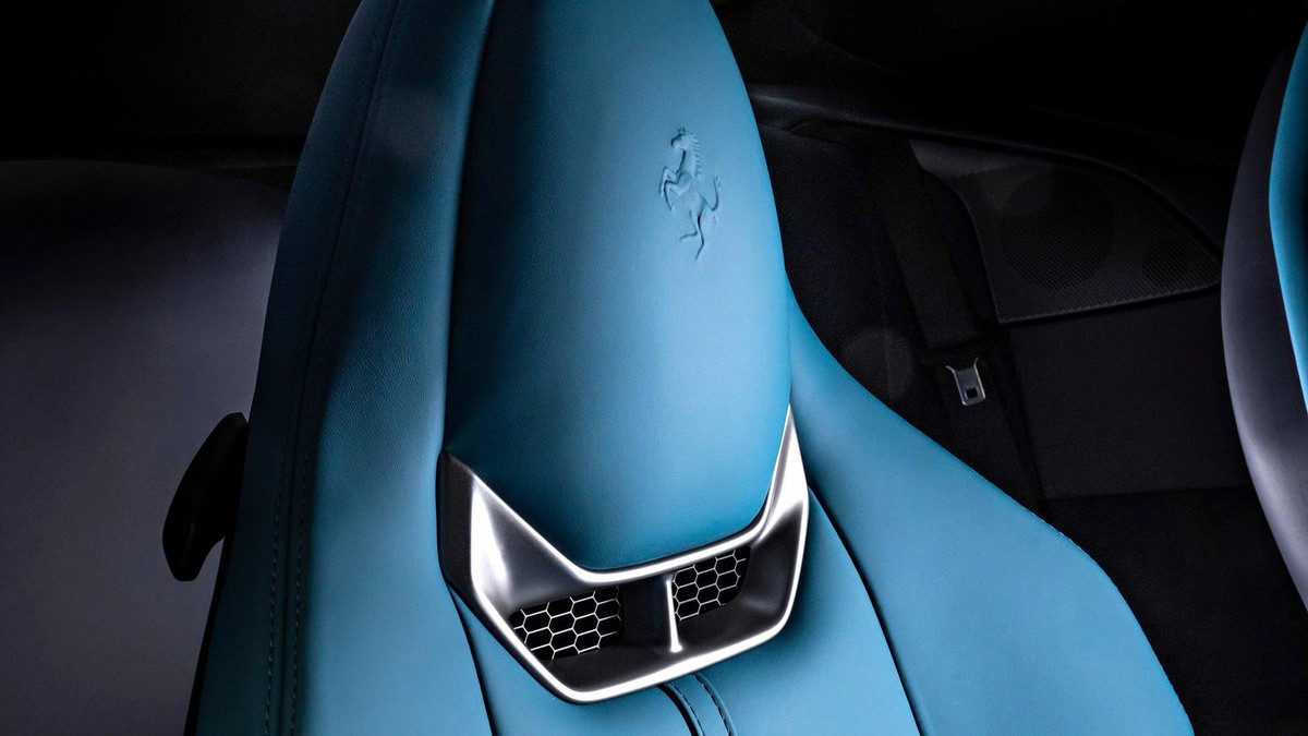 Ferrari xác nhận Amalfi sẽ thay thế Roma, với mức giá dự kiến khoảng 275.000 USD tại châu Âu. Mẫu xe này sẽ bắt đầu được bàn giao cho khách hàng từ đầu năm 2026, hứa hẹn là một trong những chiếc GT được săn đón nhất trong phân khúc.