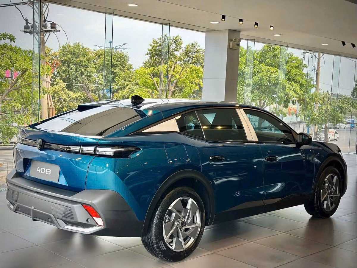 Bản GT cũng là phiên bản cao cấp nhất với mâm 20 inch, cốp điện tích hợp cảm biến đá cốp, đèn hậu LED, logo thương hiệu đặt ở hông xe – những trang bị không có trên bản Allure và Premium (dùng mâm 18 inch, không có đá cốp).