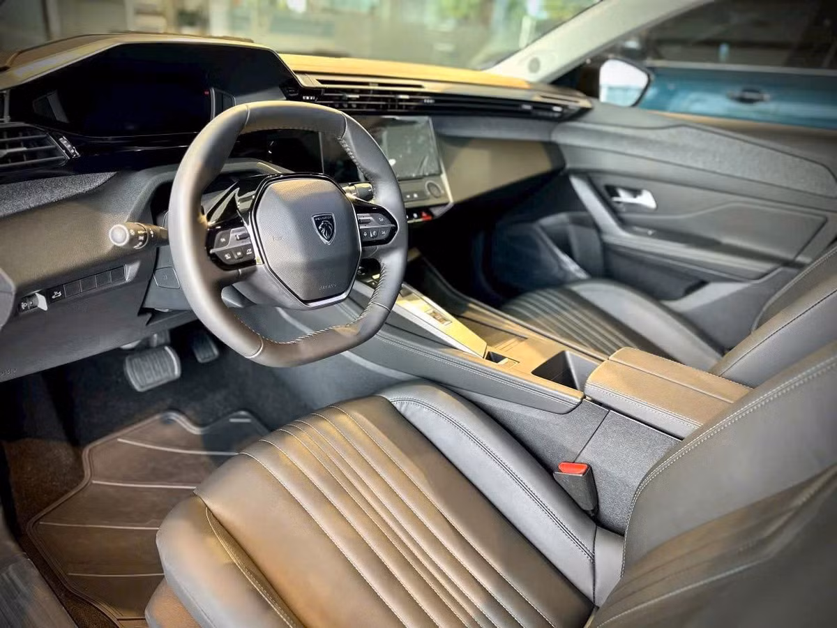 Về kích thước, Peugeot 408 có chiều dài 4.690 mm, rộng 1.850 mm, cao 1.480 mm và chiều dài cơ sở đạt 2.790 mm, thông số mang lại không gian nội thất rộng rãi, cùng khoảng sáng gầm 189 mm phù hợp đô thị lẫn đường trường.