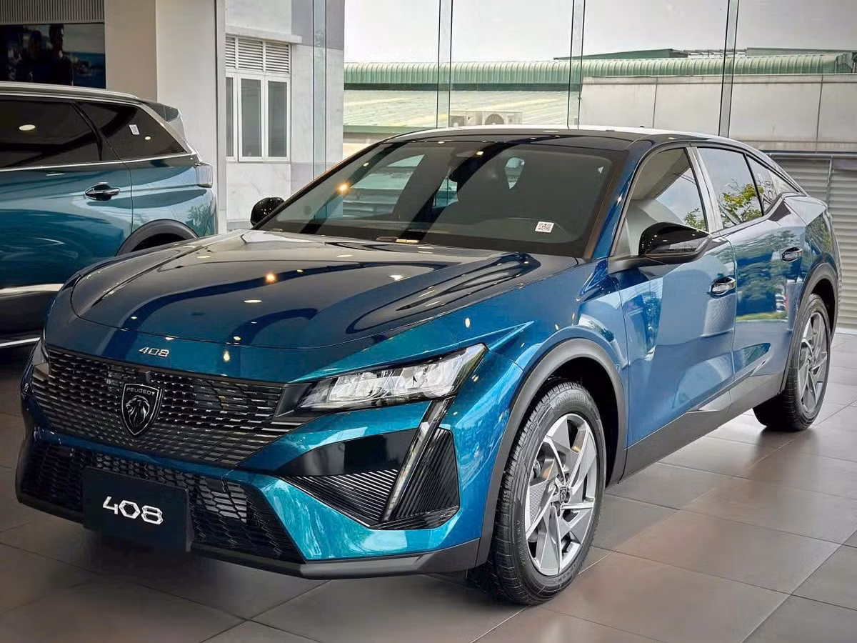Peugeot 408 hiện thuộc phân khúc SUV Coupe hạng C, một phân khúc khá đặc biệt và chưa có đối thủ trực tiếp tại Việt Nam. Xe được phân phối với 3 phiên bản, giá lần lượt từ 1,019 đến 1,269 tỷ đồng.