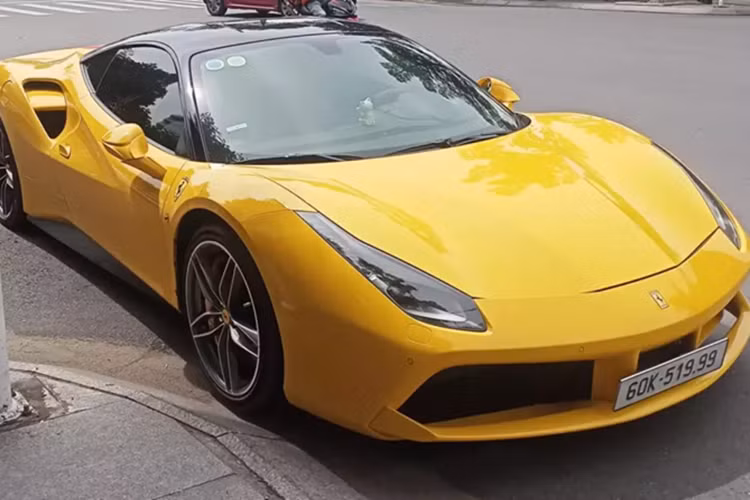 Dòng siêu xe Ferrari 488 có số lượng gần 20 xe tại thị trường Việt Nam, nhưng 1/3 đã bị ông Đặng Lê Nguyên Vũ mang về garage xe của mình, chính điều này mà các xe 488 xuất hiện trên đường phố không còn nhiều, và vì thế, việc 1 chiếc siêu xe Ferrari 488 GTB mang biển số tỉnh càng hiếm hơn.