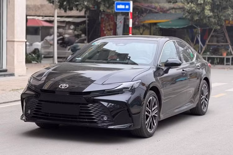 Theo đó, khách mua Toyota Camry 2.0Q tiêu chuẩn đang được đại lý ưu đãi 90 triệu đồng, giá xe sau ưu đãi còn khoảng 1,13 tỷ đồng. Khách mua phiên bản hybrid Camry 2.5HEV Mid cũng được ưu đãi tới 100 triệu đồng, giá xe sau ưu đãi còn khoảng 1,36 tỷ đồng. Số xe VIN 2024 còn lại không nhiều, chủ yếu tập trung ở một số đại lý lớn.