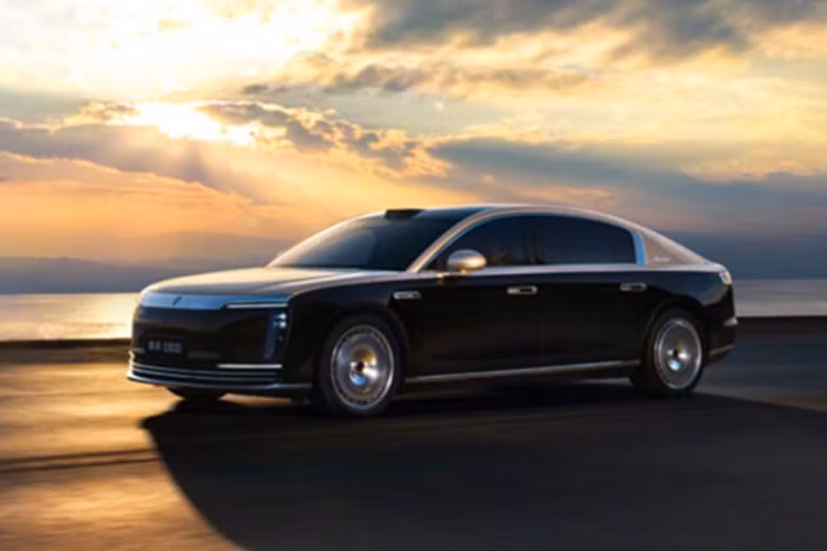 Trong khi đó, biến thể EREV (xe điện mở rộng phạm vi) có hai phiên bản: dual-motor 523 mã lực hoặc tri-motor 852 mã lực. Cả hai đều kết hợp với động cơ xăng 1.5L làm máy phát công suất 154 mã lực kết hợp với bộ pin 65 kWh cho tầm hoạt động điện thuần từ 365 – 400 km.