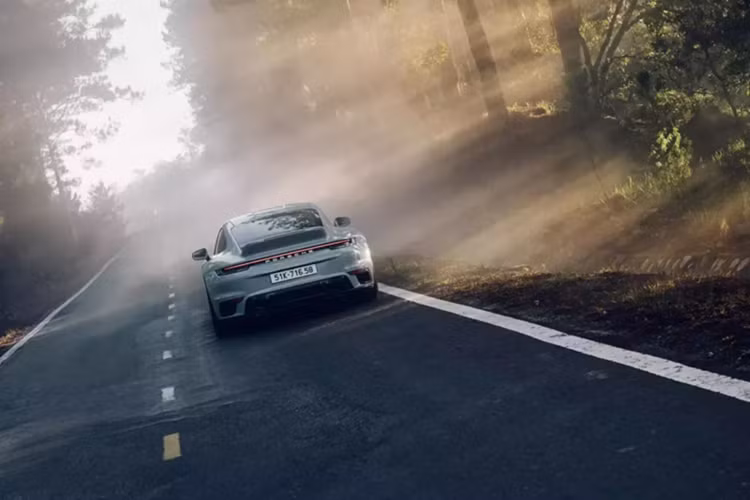 Có thể với nhiều người dòng xe Porsche 911 Sport Classic đã quá đẹp, không cần độ thêm gì, nhưng với con mắt của 1 người yêu xe như Cường Đô la, sẽ thật hoàn hảo khi cho xe bộ mâm độ của HRE.