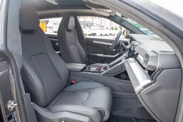 Còn xe Lamborghini Urus này có sẵn, người mua ngoài phải bỏ ra 14,5 tỷ đồng chỉ cần thêm 2% để sang tên, nói chuyện khéo léo có khi bên bán sẽ hỗ trợ, tùy chọn thì có sẵn, rất đầy đủ.