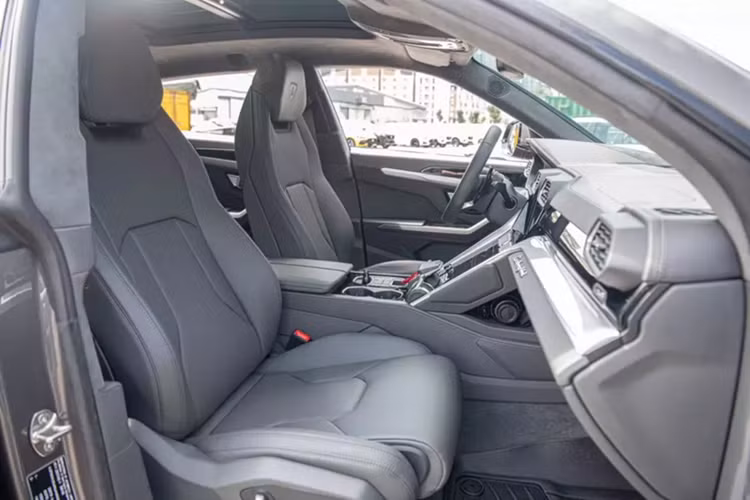 Còn xe Lamborghini Urus này có sẵn, người mua ngoài phải bỏ ra 14,5 tỷ đồng chỉ cần thêm 2% để sang tên, nói chuyện khéo léo có khi bên bán sẽ hỗ trợ, tùy chọn thì có sẵn, rất đầy đủ.