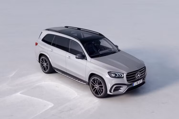 Theo đó, Mercedes-Benz GLS phiên bản nâng cấp giữa vòng đời tại thị trường Việt Nam sẽ được phân phối với hai phiên bản gồm GLS 450 4MATIC và bản siêu sang Mercedes-Maybach GLS 600 4MATIC. Mức giá bán chính thức vẫn chưa được công bố. Tuy nhiên, trong tháng trước, một số đại lý đã bắt đầu nhận đặt cọc với giá tạm tính khoảng 5,5 tỷ đồng cho phiên bản tiêu chuẩn GLS 450.