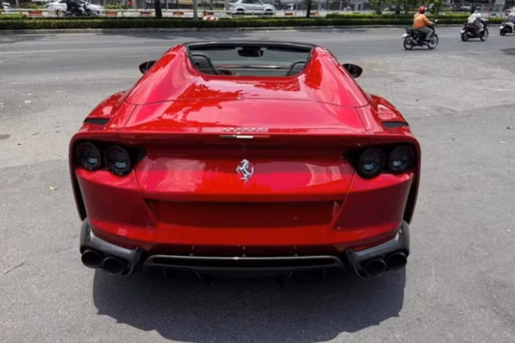 Sử dụng động cơ V12, hút khí tự nhiên, dung tích 6.5 lít nên siêu xe mui trần của Ferrari 812 Superfast sở hữu công suất tối đa 789 mã lực đi cùng mô-men xoắn cực đại 718 Nm.