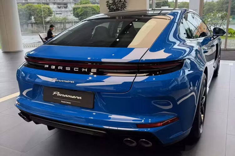 Về vận hành, Panamera thế hệ mới đánh dấu lần đầu tiên được trang bị hệ truyền động e-hybrid với pin dung lượng 25,9 kWh, giúp tăng hiệu suất vận hành, mở rộng phạm vi chạy điện và rút ngắn thời gian sạc.