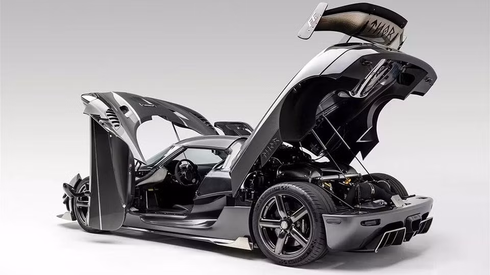 Tháng 11/2017, Koenigsegg Agera RS đã xác lập vận tốc trung bình hai chiều 447 km/h trên một đoạn đường bị phong tỏa tại Nevada. Khi sử dụng nhiên liệu E85, xe đạt công suất 1.360 mã lực. "Đây là yêu cầu từ chính khách hàng và chúng tôi đã chứng minh rằng một chiếc xe thương mại có thể làm được những điều phi thường" đại diện Koenigsegg đã chia sẻ. Ảnh:Petersen Automotive Museum.