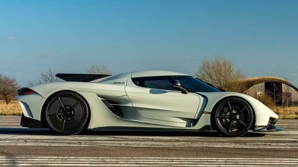 Được trang bị động cơ V8 5.0L tăng áp kép và hộp số Light Speed tiên tiến, Koenigsegg Jesko Absolut có thể đạt 1.600 mã lực với nhiên liệu E85. Theo đại diện thương hiệu, đây là chiếc Koenigsegg nhanh nhất mà họ sản xuất và sẽ không bao giờ có chiếc thứ hai vượt qua nó. Ảnh: Koenigsegg.