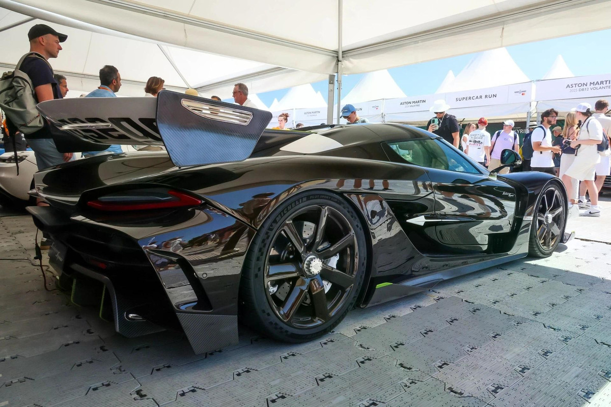 Mẫu siêu xe sản xuất giới hạn 30 chiếc này được đặt tên theo con ngựa thuộc sở hữu của bố nhà sáng lập thương hiệu là ông Jesko von Koenigsegg, từng được ông cưỡi trong trận đấu jockey cuối cùng vào năm 1976.