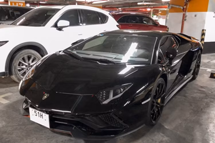 Khá đáng tiếc là mô-men xoắn cực đại của Lamborghini Aventador S LP740-4 vẫn được giữ nguyên ở mức 690 Nm. Toàn bộ sức mạnh được truyền tới cả 2 cầu thông qua hộp số ISR 7 cấp, nhờ đó, Lamborghini Aventador S LP740-4 có thể tăng tốc từ vị trí xuất phát lên 100 km/h chỉ trong vòng thời gian 2,9 giây trước khi đạt vận tốc tối đa 350 km/h.