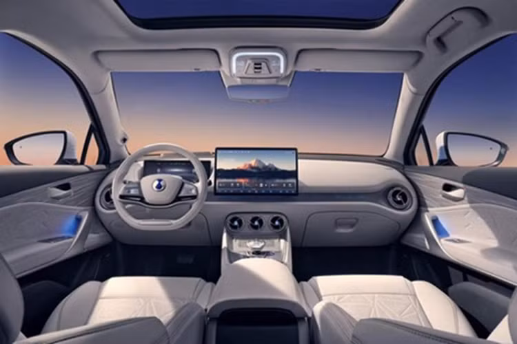 Nhiều khả năng N8L sẽ có những trang bị tiêu chuẩn như màn hình thông tin giải trí 15,6 inch và bảng đồng hồ kỹ thuật số 12,3 inch. Màn hình hiển thị thông tin kính lái HUD, điều khiển bằng giọng nói hỗ trợ nhận dạng theo vùng, có thể phân biệt lệnh từ từng vị trí người ngồi trong xe, tủ lạnh mini và màn hình giải trí phía sau cũng được cung cấp cho mẫu SUV cỡ lớn này.