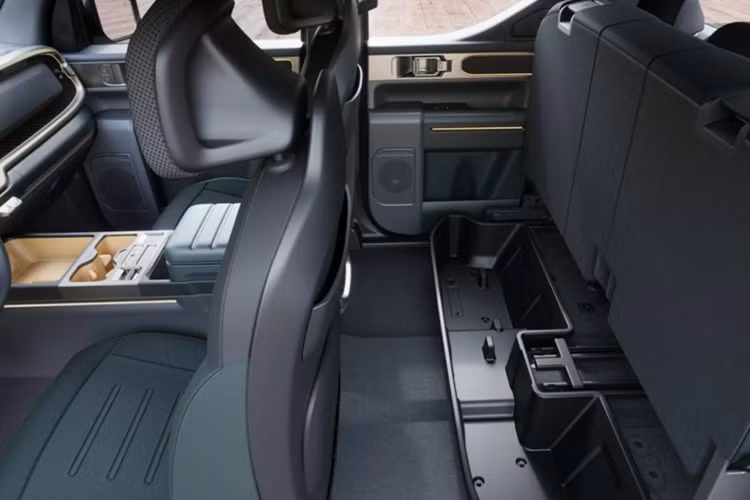 Ở bản tiêu chuẩn, Tasman S sở hữu bộ mâm thép, đèn pha LED, màn hình đồng hồ kỹ thuật số 12,3 inch và hệ thống giải trí trung tâm kích thước tương đương. Ngoài ra, xe còn có màn hình điều khiển điều hòa 5 inch và hệ thống phanh rơ-moóc tích hợp, đây là yếu tố cần thiết cho khách hàng sử dụng xe để kéo moóc hoặc caravan.