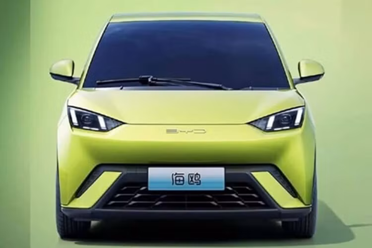 Phiên bản Comfort cao cấp nhất được trang bị hệ thống camera 360 độ, sạc điện thoại không dây, ghế sưởi, đèn LED và gương chiếu hậu gập điện. Dù nhỏ gọn nhưng BYD Dolphin Surf vẫn có hơn 20 “khu vực lưu trữ thông minh” và khoang hành lý với sức chứa lên tới 316 lít. Khi gập hàng ghế sau, dung tích khoang hành lý có thể tăng lên 1.037 lít.