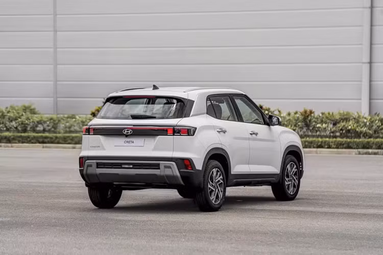 Bước sang phiên bản mới, Hyundai Creta đã được cải tiến đáng kể về mặt thiết kế và trang bị. Theo đó, xe được bổ sung lưới tản nhiệt và cản trước mới. Cụm đèn phía trước có thiết kế 2 tầng với dải đèn LED định vị ban ngày hình chữ "L" nằm phía trên, vắt ngang đầu xe, và đèn pha chính đặt dọc khá lớn bên dưới.