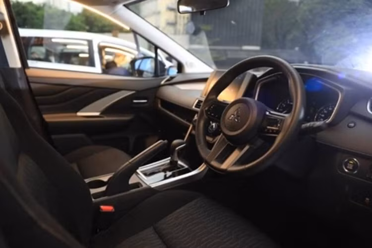 Điểm khác biệt là toàn bộ ghế ngồi trên Xpander Cross được bọc da tổng hợp, trong khi phiên bản Xpander tiêu chuẩn vẫn sử dụng chất liệu nỉ. Nâng cấp đáng chú ý nhất trên Xpander 2025 nằm ở hệ thống an toàn. Số lượng túi khí được tăng lên 6 túi, đồng thời bổ sung camera trước hỗ trợ hệ thống camera 360 độ.