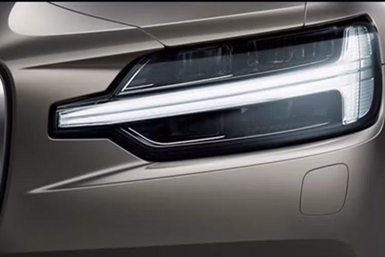 Volvo cho biết XC70 mới được phát triển trên nền tảng SMA (Sustainable Modular Architecture) và đóng vai trò như một "giải pháp trung gian" trong hành trình chuyển đổi sang xe điện. Với những khách hàng còn hoài nghi về hạ tầng sạc, chi phí sở hữu hoặc thời gian chờ sạc lâu của EV, mẫu PHEV tầm xa như XC70 chính là sự lựa chọn cân bằng giữa công nghệ xanh và tính thực dụng.