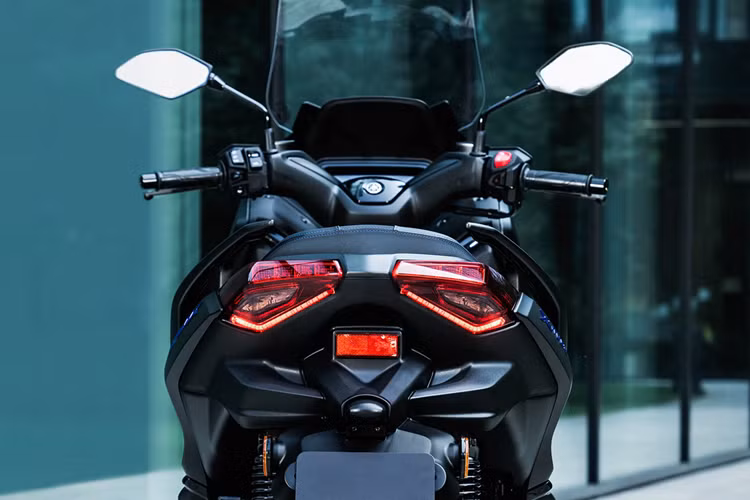 Tính năng này cho phép người điều khiển chủ động tùy chỉnh độ cao kính gió theo điều kiện thời tiết, tốc độ hay tư thế lái, mang lại sự tiện nghi đáng kể khi di chuyển trên hành trình dài. Về sức mạnh, XMAX 300 2025 vẫn trung thành với khối động cơ Blue Core xi-lanh đơn, dung tích 292cc, làm mát bằng dung dịch.