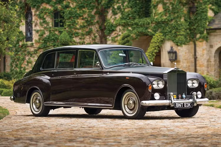 Tất cả thân xe Phantom V đều được chế tác riêng bởi các công ty như James Young, H. J. Mulliner &amp; Co, và Park Ward (thuộc Rolls-Royce). Năm 1961, H. J. Mulliner &amp; Co và Park Ward sáp nhập thành Mulliner Park Ward sau khi Rolls-Royce mua lại H. J. Mulliner &amp; Co.