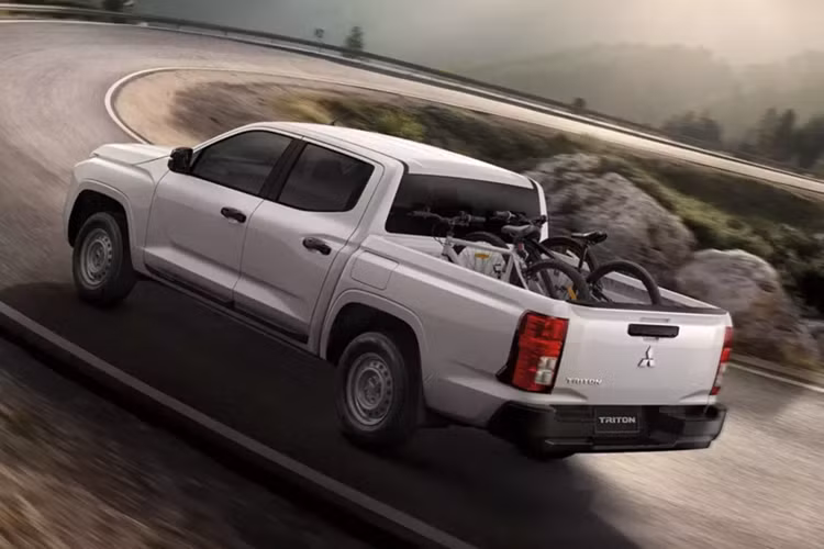 Tuy nhiên, Mitsubishi Triton Double Cab chỉ sử dụng động cơ diesel 4 xi-lanh, dung tích 2.4L với công suất tối đa 150 mã lực và mô-men xoắn cực đại 330 Nm. Động cơ đi với hộp số sàn 6 cấp và hệ dẫn động cầu sau. Tại thị trường Thái Lan, Mitsubishi Triton 2025 có giá bán dao động từ 722.000 - 1.299.000 Baht (khoảng 572 triệu đến 1,02 tỷ đồng).