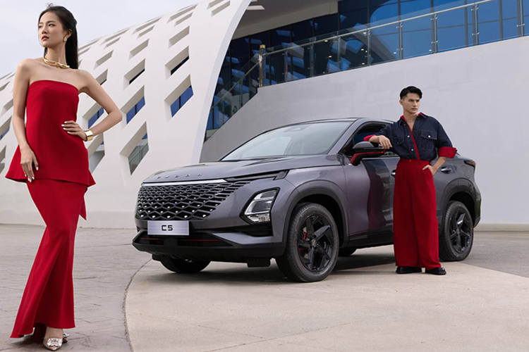 Tiếp đến là các quà tặng khác dành cho khách hàng mua Omoda C5, bao gồm 1 năm bảo hiểm vật chất, 2 năm bảo dưỡng miễn phí hoặc 20.000 km cùng gói phụ kiện bao gồm camera hành trình và phim cách nhiệt. Tổng giá trị ưu đãi lên đến 23 triệu đồng.