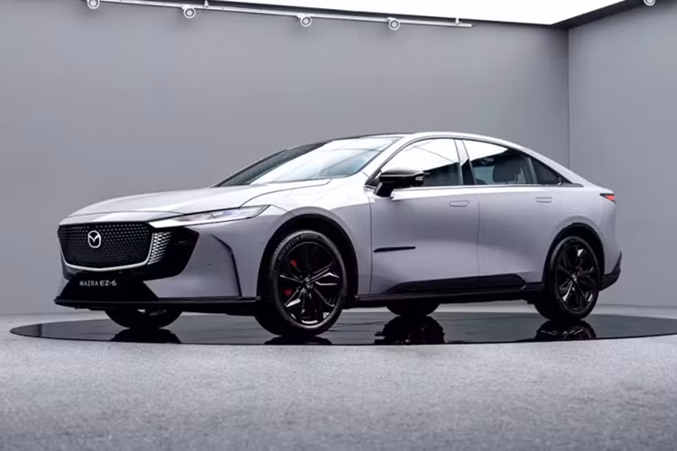 Mazda EZ-6 là mẫu sedan hạng trung đã lần đầu tiên trình làng ở thị trường Trung Quốc vào tháng 4/2024. Sau hơn 1 năm, mẫu xe này đã được bổ sung phiên bản mới mang tên Sports Edition. Đúng như tên gọi, phiên bản này nhắm đến đối tượng khách hàng là giới trẻ Trung Quốc.