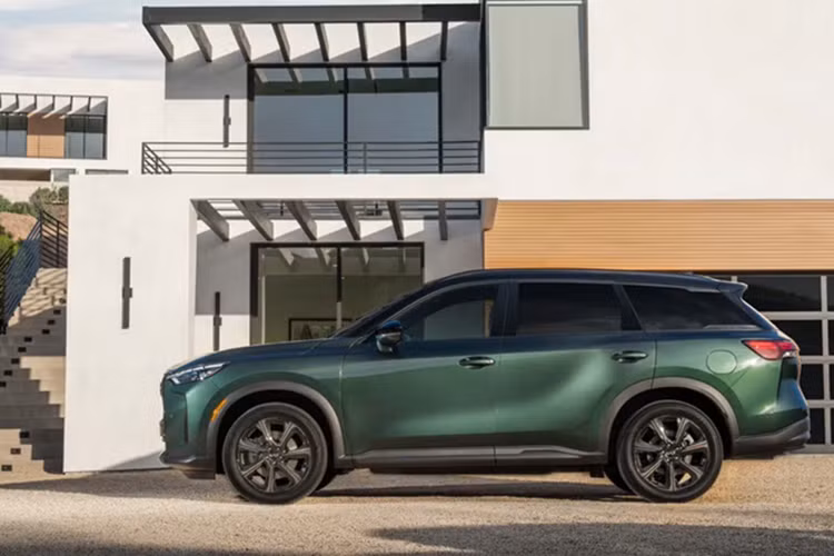 Ngoại thất QX60 2026 bản nâng cấp với lưới tản nhiệt, cản trước và mặt trước mang đến diện mạo khác biệt, logo Infiniti lớn. Các chi tiết mạ crôm sáng được thay bằng crôm tối màu. Bộ mâm mới kích thước 20 inch là trang bị tiêu chuẩn, trong khi đó phiên bản tiền nhiệm chỉ có mâm 18 inch.