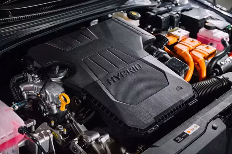 Ngoài ra, hai phiên bản HEV Premium và N Line còn được trang bị gói tính năng an toàn chủ động Hyundai Smartsense, bao gồm hệ thống hỗ trợ tránh va chạm phía trước, hệ thống kiểm soát hành trình thích ứng có chức năng dừng và khởi động lại, hệ thống hỗ trợ giữ làn đường, hỗ trợ bám làn đường,...