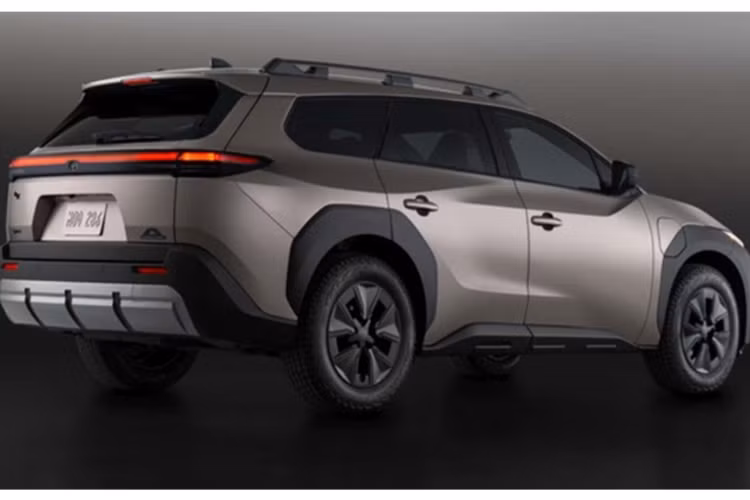 Về tổng thể, bZ Woodland mang dáng vẻ của một chiếc SUV pha trộn phong cách wagon, với phần đuôi xe kéo dài thêm 152 mm, giúp tăng không gian nội thất và dung tích khoang hành lý. Khi hàng ghế sau được dựng, cốp xe có thể tích lên đến 850 lít, hỗ trợ tốt cho các chuyến đi dài ngày.