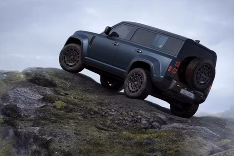 Đáng chú ý nhất là bản hiệu suất cao Defender OCTA với động cơ cho công suất lên đến 626 mã lực - mạnh nhất trong toàn bộ dòng xe. Ngoài ra, hãng cũng duy trì tùy chọn hybrid với công suất 296 mã lực, có khả năng vận hành quãng đường khoảng 37 km hoàn toàn bằng điện, phù hợp với nhu cầu đô thị và thân thiện môi trường.