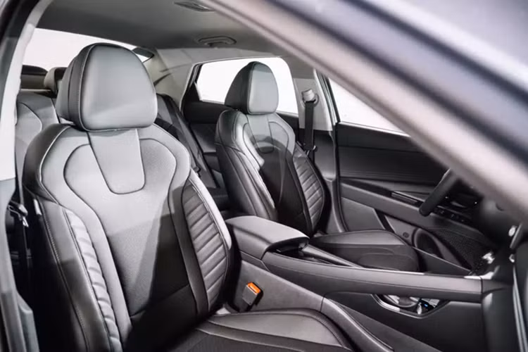 Với bản HEV Premium, xe được trang bị vô lăng bọc da, sạc điện thoại không dây và ghế lái chỉnh điện. Riêng bản N Line cao cấp nhất sở hữu bộ bodykit thể thao, mâm N 18 inch, đèn pha LED dạng projector, ghế thể thao, đường chỉ đỏ nổi bật và ghế trước có sưởi.