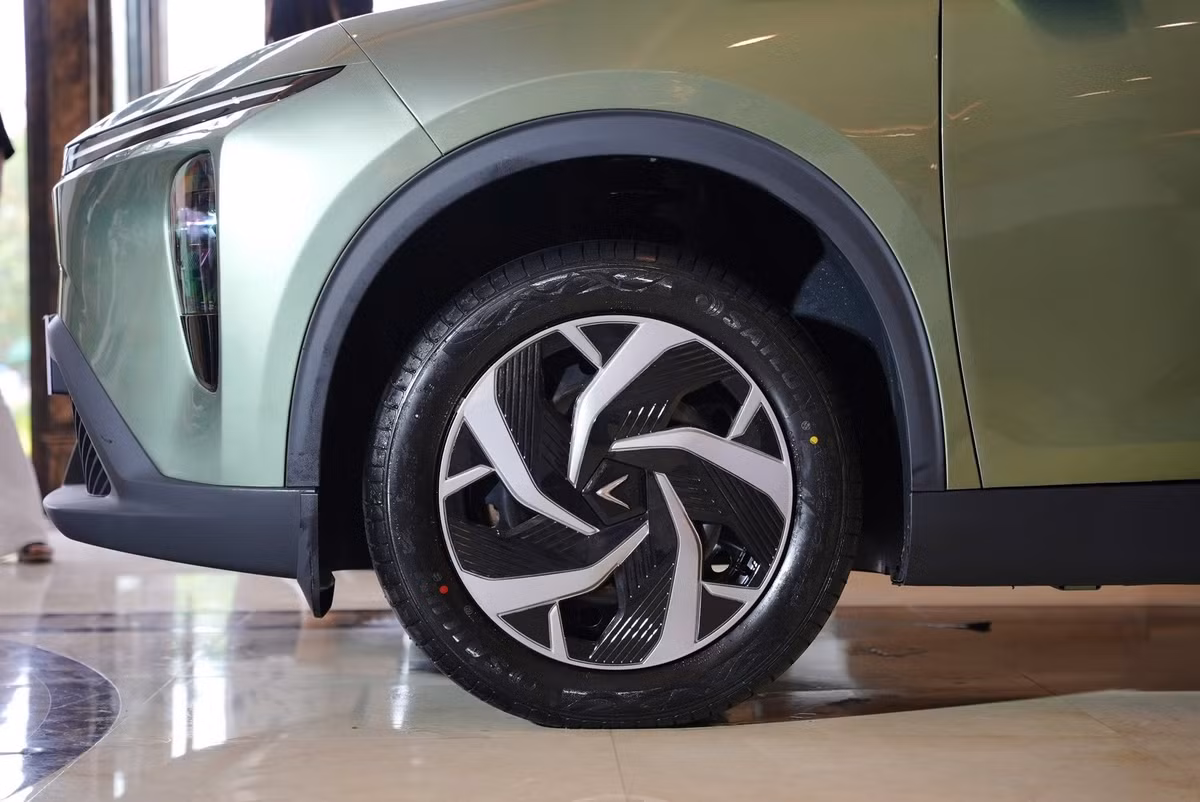 Limo Green sẽ cạnh tranh với các mẫu MPV như Toyota Innova Cross, Hyundai Custin và loạt xe Trung Quốc như BYD M6, GAC M6 Pro. Tuy nhiên, hầu hết đối thủ đều dùng động cơ đốt trong, trong khi Limo Green nổi bật với cấu hình thuần điện, trở thành lựa chọn duy nhất không phát thải trong phân khúc.