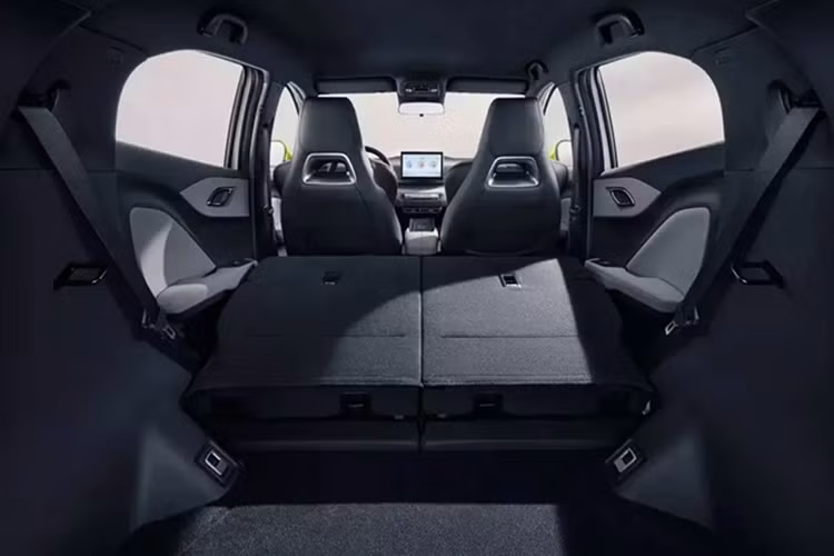 Sức mạnh này giúp giảm thời gian tăng tốc từ 0-100 km/h xuống còn 9,1 giây. Hiện BYD chưa công bố phạm vi di chuyển của Dolphin Surf. Tuy nhiên, theo tạp chí Auto Express của Anh, 3 phiên bản của xe có phạm vi di chuyển lần lượt là 221 km, 322 km và 311 km.