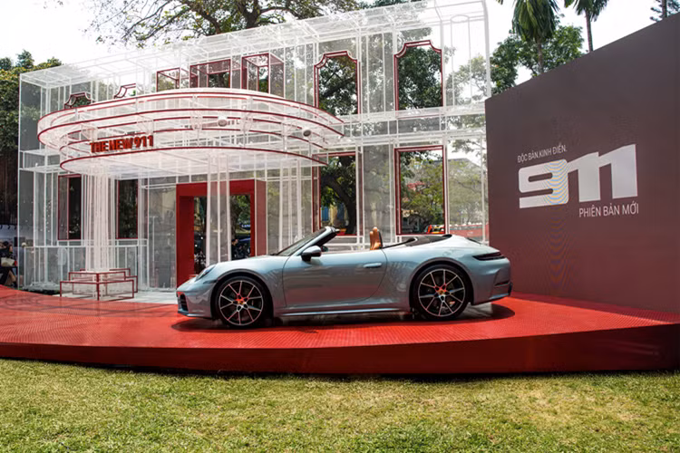 Porsche cung cấp tùy chọn đèn pha mới với công nghệ HD-Matrix LED với hơn 32.000 điểm. Cụm đèn nâng cấp có khả năng chiếu sáng đến khoảng cách hơn 600 mét.