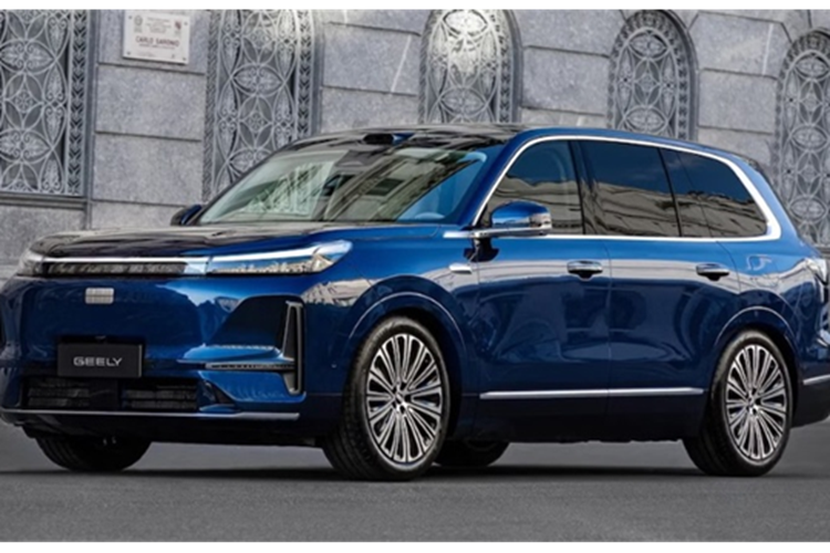 So với hai "người anh em" thiên về phong cách hầm hố, Geely Galaxy M9 lại có thiết kế hài hòa và phổ thông hơn. Phần đầu xe nổi bật với dải đèn LED kéo dài toàn chiều ngang, tích hợp cụm đèn pha dạng projector và hiệu ứng “bầu trời sao” đặc trưng được lặp lại ở đuôi xe với tổng cộng 816 bóng LED.